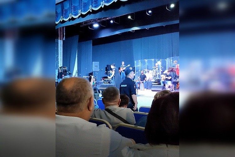 «В такой обстановке продолжать нельзя»: концерт Елены Ваенги в Феодосии прервали из-за сообщения о вооруженном мужчине