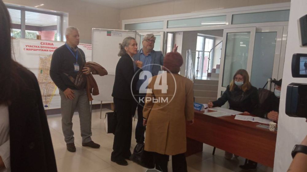 В Джанкое иностранные наблюдатели следят за ходом референдума о вхождении ДНР, ЛНР и освобождённых территорий в состав РФ