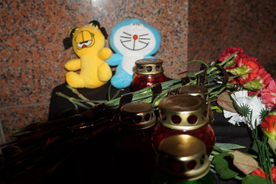 В городах Крыма почтили память жертв трагедии в Ижевске