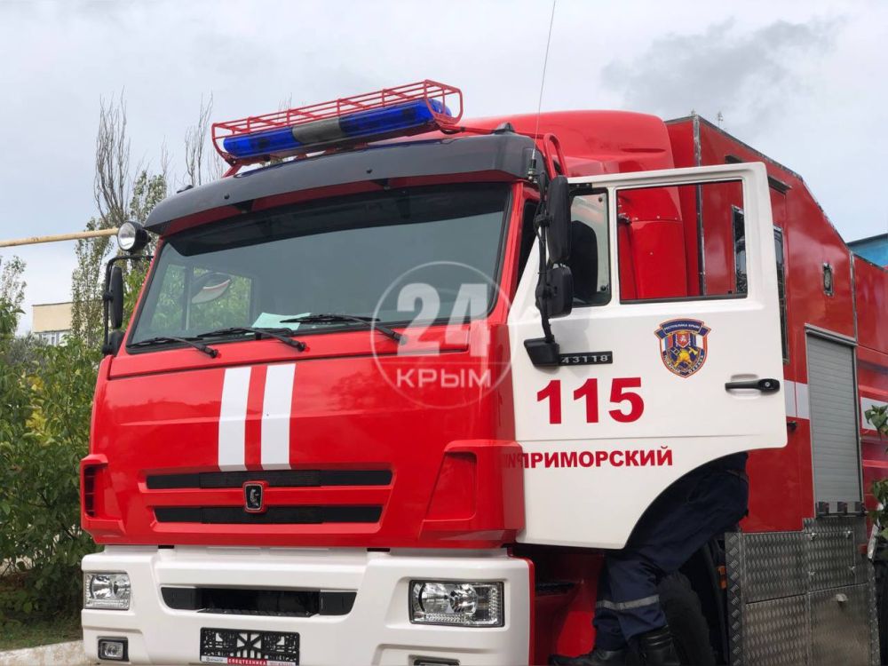 Министр чрезвычайных ситуаций Крыма передал пожарной части посёлка Приморский ключи от новой машины