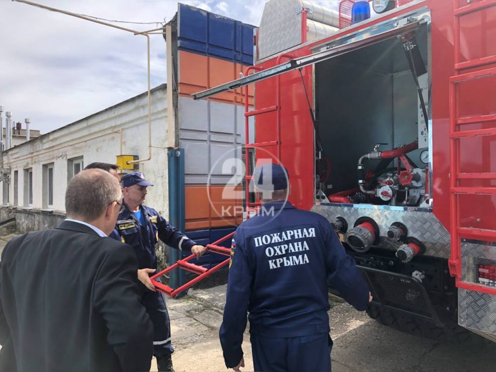 Министр чрезвычайных ситуаций Крыма передал пожарной части посёлка Приморский ключи от новой машины