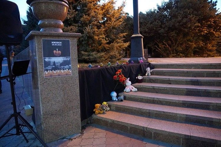 В Керчи почтили память погибших в школе Ижевска