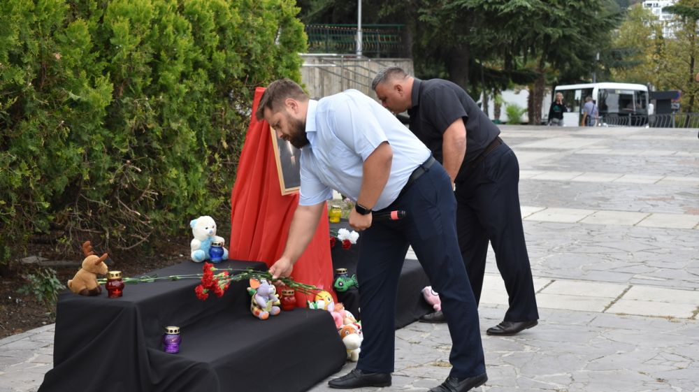 В Алуште почтили память погибших в школе Ижевска