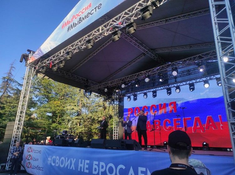Тысячи людей и гордость за страну: как симферопольцы приветствовали вхождение в состав России новых субъектов