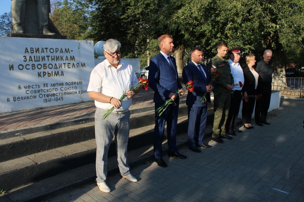 Новости джанкоя. Джанкой Крым. Крым памятник богатырю. Памятник Ленину в Джанкое. Памятник танку в Джанкое.