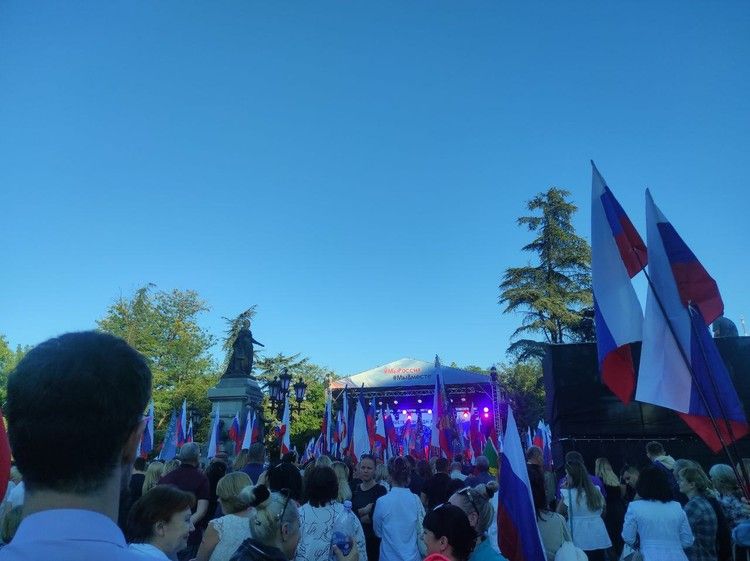 Тысячи людей и гордость за страну: как симферопольцы приветствовали вхождение в состав России новых субъектов