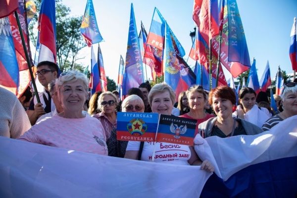 В Симферополе прошёл митинг-концерт в поддержку присоединения к России ДНР, ЛНР, Херсонской и Запорожской областей