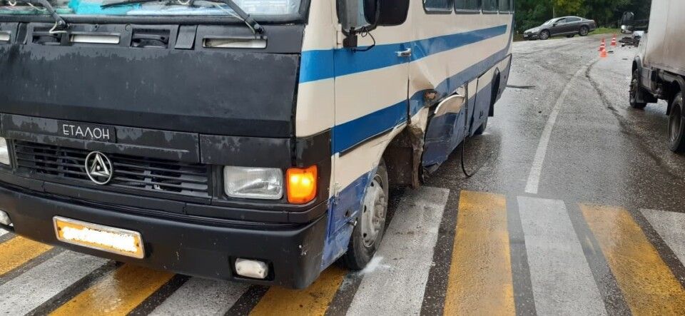 Автобус и легковушка столкнулись сегодня днём в Белогорске