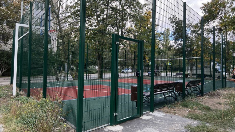 В столице Крыма появились многофункциональные спортивные площадки
