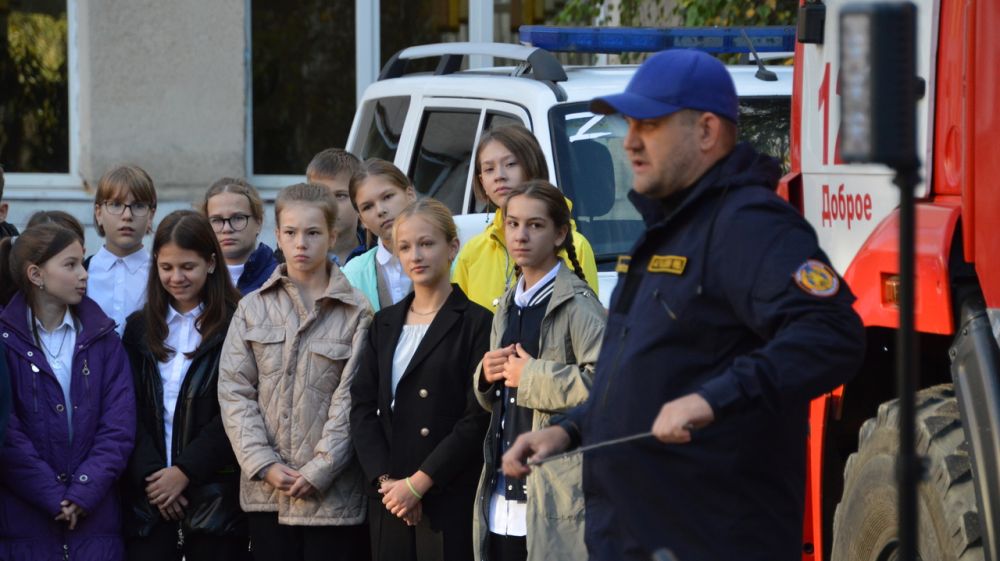 В преддверии Дня Гражданской обороны сотрудники МЧС Республики Крым проводят уроки по безопасности жизнедеятельности