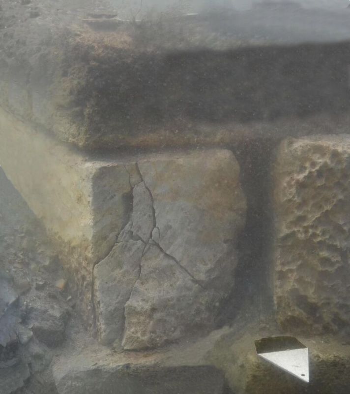 В Херсонесе в 30 метрах от берега обнаружена стена и башня IX века
