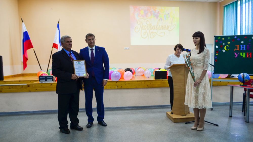 Работников образования Армянска поздравили и вручили заслуженные награды