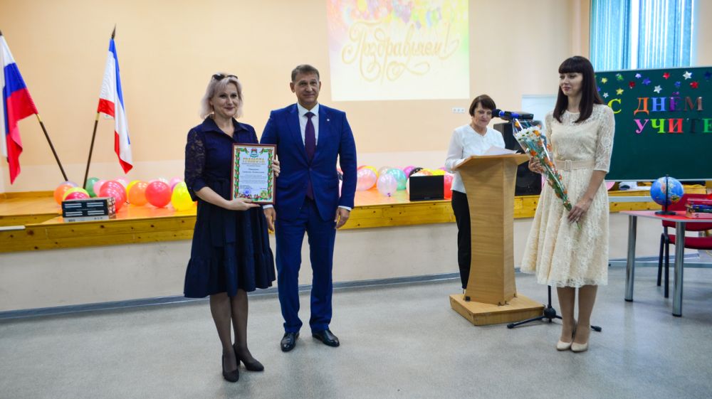 Работников образования Армянска поздравили и вручили заслуженные награды