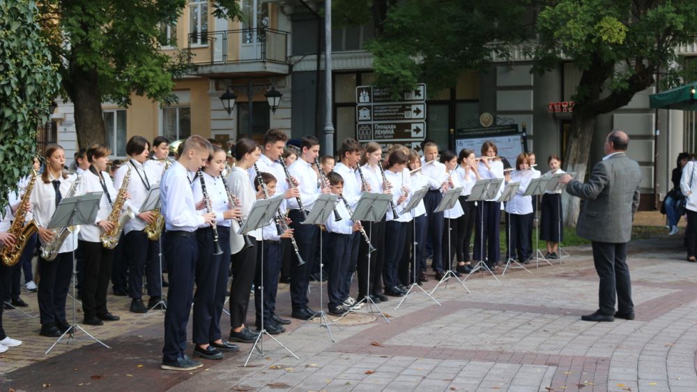 В Симферополе состоялось торжественное награждение педагогических работников Крыма, приуроченное ко Дню учителя