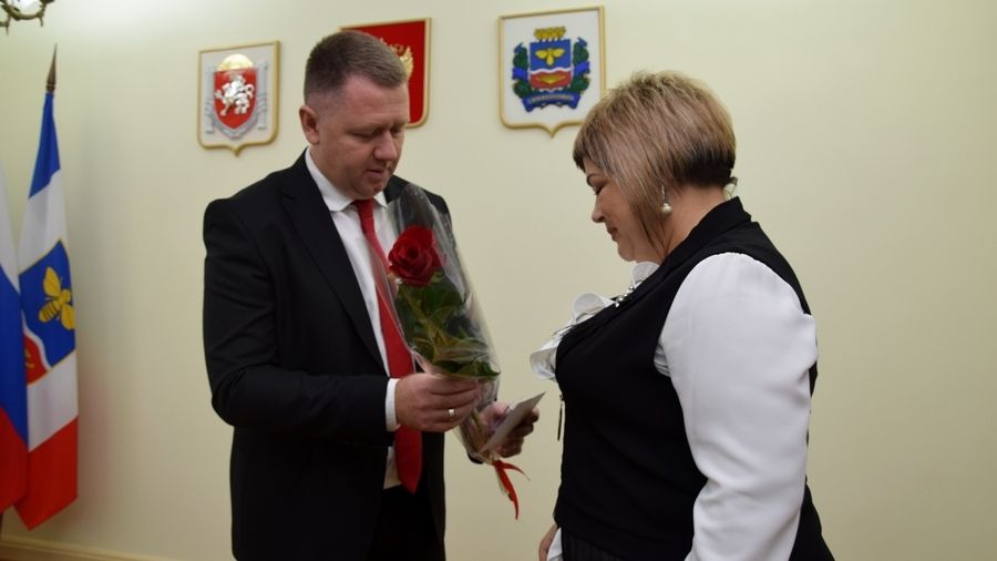 Михаил Афанасьев поздравил учителей крымской столицы с профессиональным праздником!