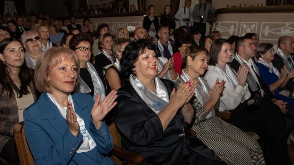 В Симферополе отметили сотрудников образования государственными наградами