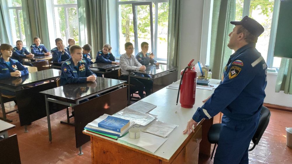 В день Гражданской обороны сотрудники МЧС провели открытые уроки в учебных заведениях
