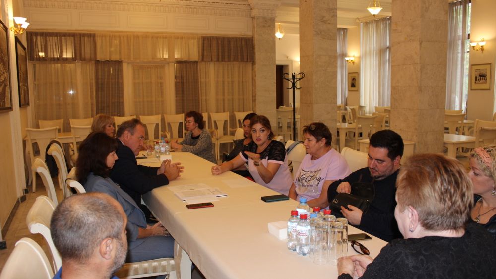 Под руководством министра культуры республики проведена выездная встреча с коллективом ялтинского отделения филармонии