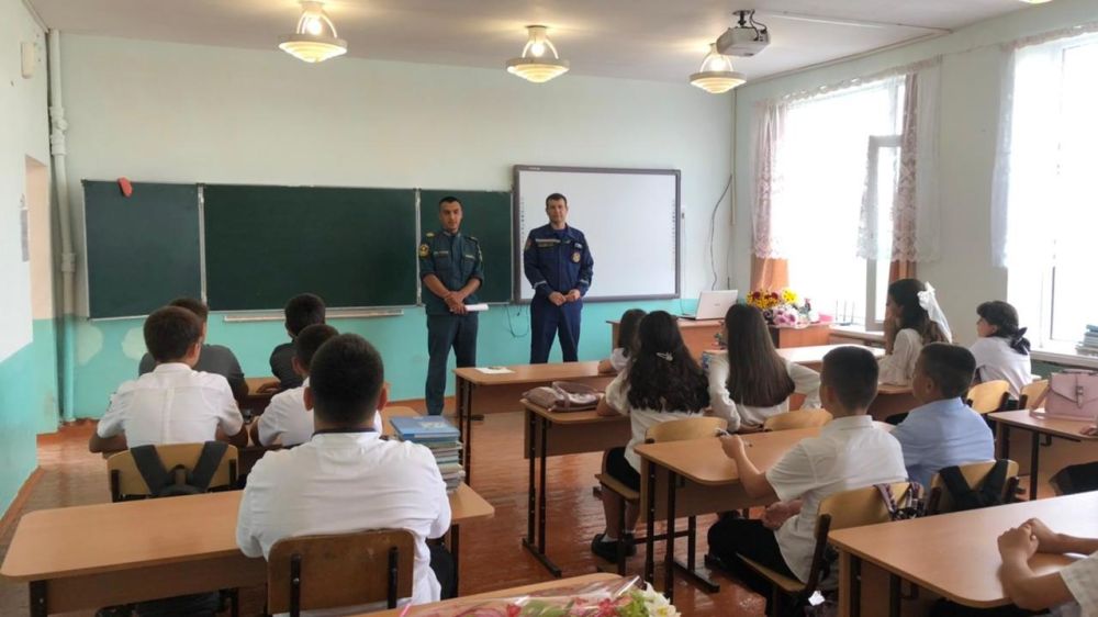 В день Гражданской обороны сотрудники МЧС провели открытые уроки в учебных заведениях