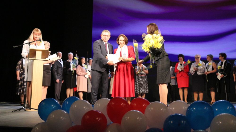 В Симферополе состоялось торжественное награждение педагогических работников Крыма, приуроченное ко Дню учителя