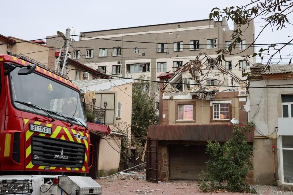 Удар по гостинице в центре Херсона – спасатели разбирают завалы