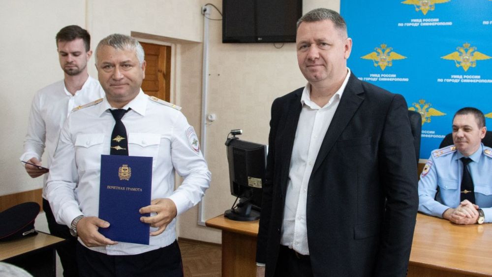 Михаил Афанасьев наградил сотрудников уголовного розыска Симферополя