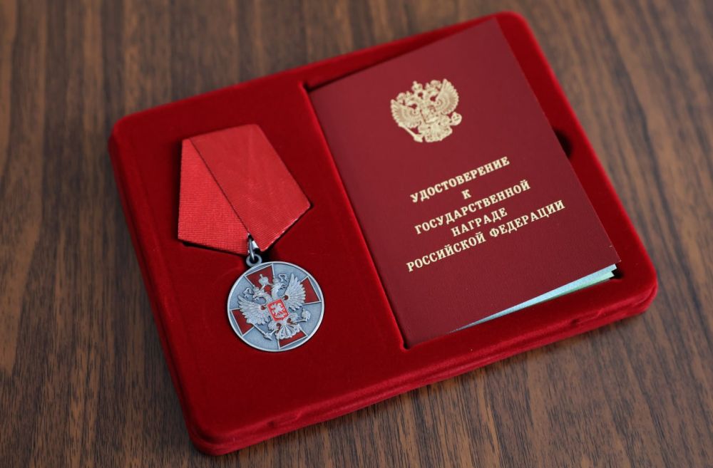 Аксёнов вручил медаль ордена «За заслуги перед Отечеством» крымскому добровольцу Еременко