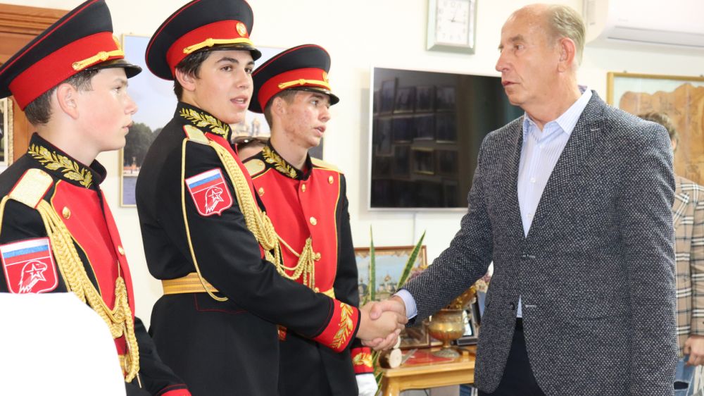 Ялтинские школьники поздравили Президента Российской Федерации Владимира Владимировича Путина с Днем рождения