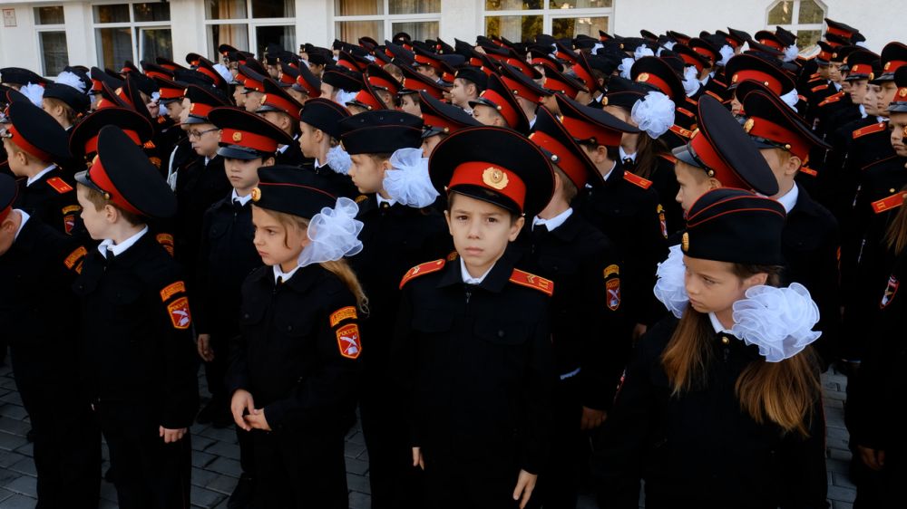 Ялтинские школьники поздравили Президента Российской Федерации Владимира Владимировича Путина с Днем рождения