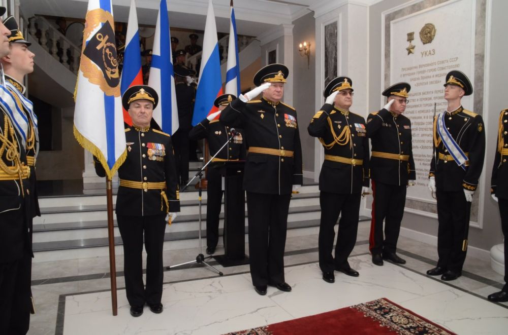 В Севастополе вице-адмиралу передали штандарт командующего Черноморским флотом