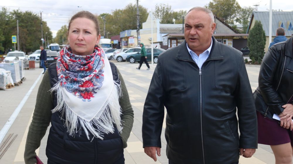 Василий Грабован и Юлия Жукова посетили ремонтируемые объекты района