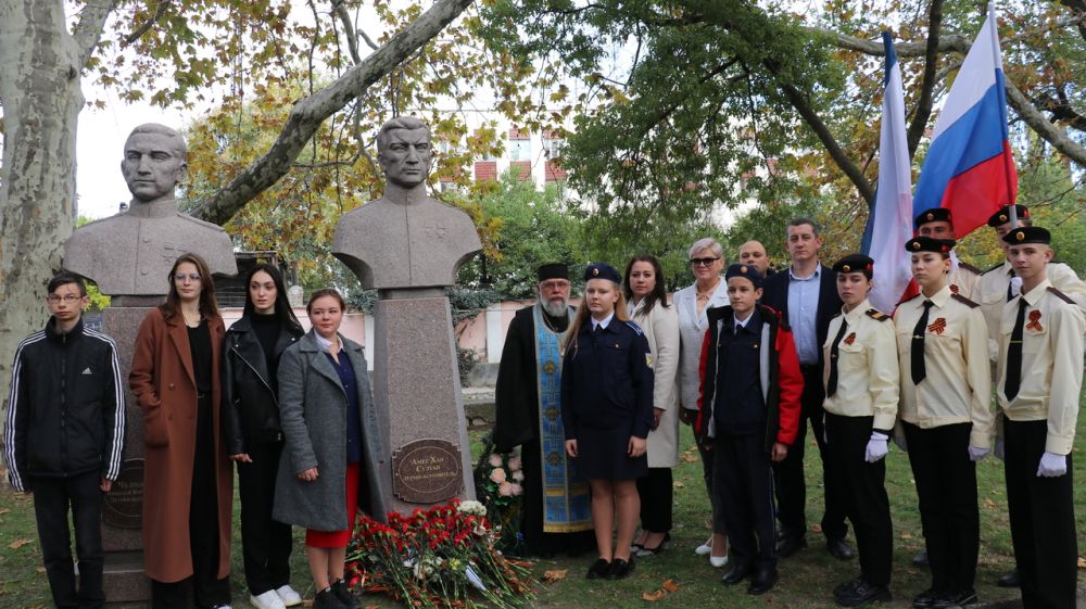 В Феодосии отметили 102-летие со дня рождения Амет-Хана Султана, дважды Героя Советского Союза