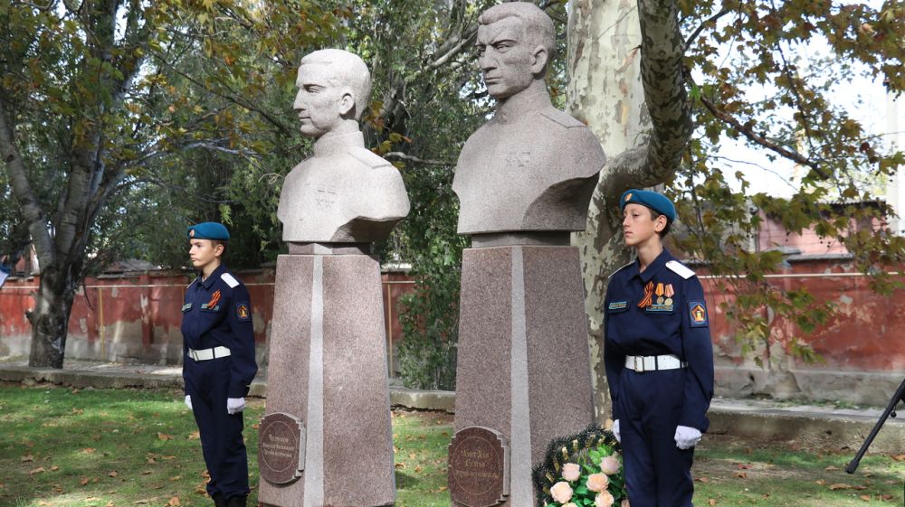 В Феодосии отметили 102-летие со дня рождения Амет-Хана Султана, дважды Героя Советского Союза