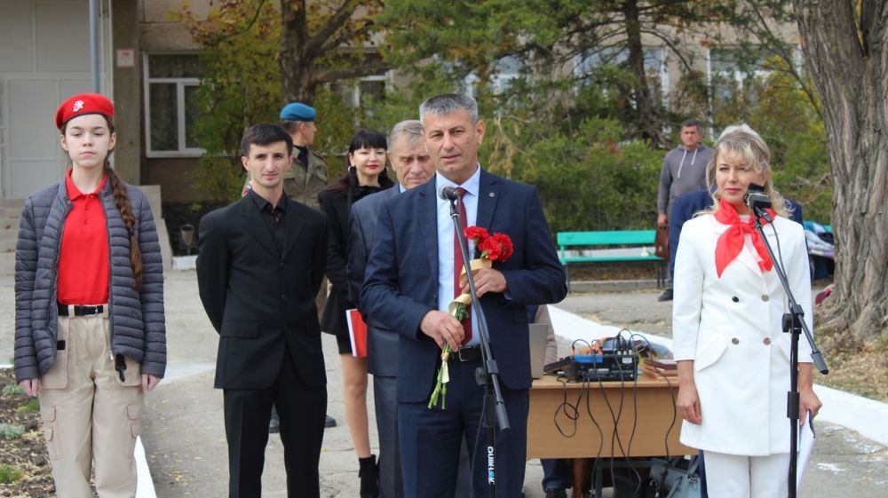 Вишенное белогорск автобус. Белогорск открытие парка Чеховский. Дом пионеров Белогорск. Тверь 28 октября 2022 открытие памятника комсомолу. Вишенное Белогорский район.