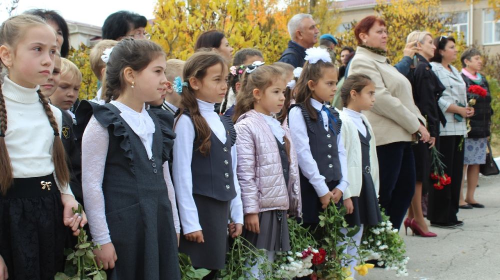 Вишенное белогорск автобус. Мичуринская СШ Белогорский район Крым. МБОУ "Вишенской СШ" Белогорского района Республики Крым.. Зыбинская средняя школа Белогорского района Республики Крым. Мичуринская СШ Белогорский район Крым выпуск 1983 г..