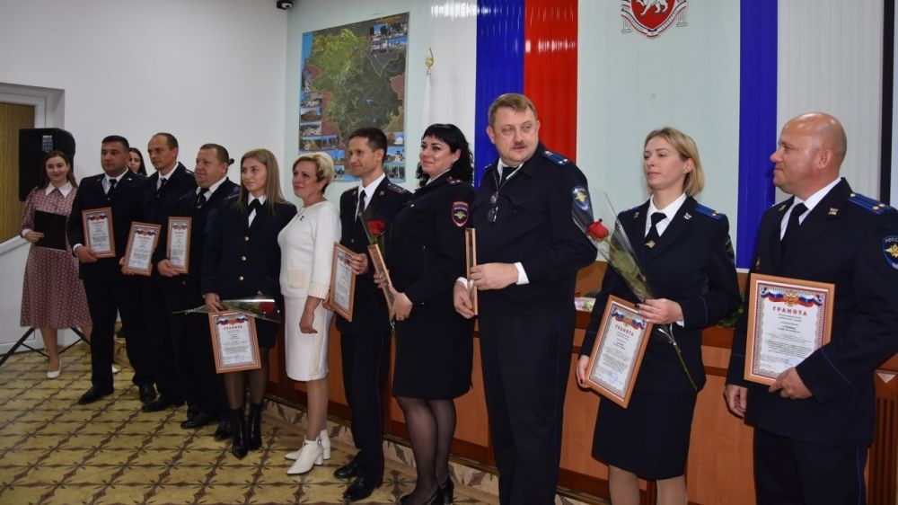 Сотрудников ОМВД России по Бахчисарайскому району поздравили с профессиональным праздником