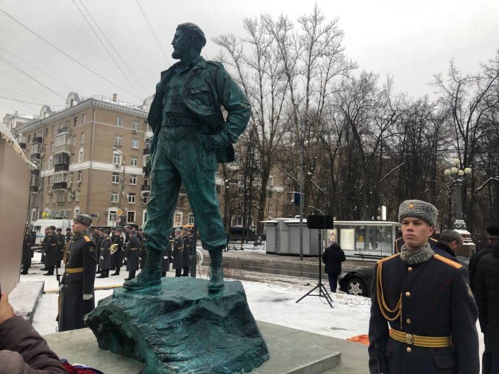 Памятник фиделю кастро в москве