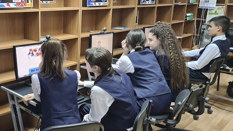 Школьники Симферополя и Южно-Сахалинска приняли участие в межрегиональной онлайн-викторине