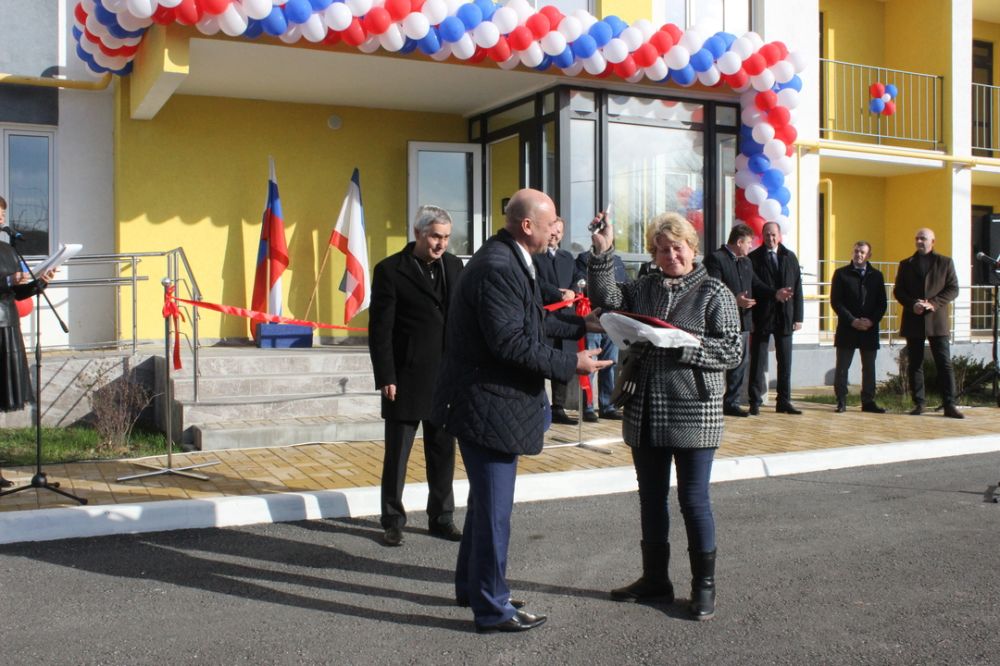 вручение ключей от домов. орехово сакского. участки с. село орехово крым. орехово сакский район.