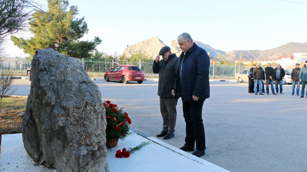 В Судаке прошло возложение цветов к памятнику ликвидаторам аварии на ЧАЭС