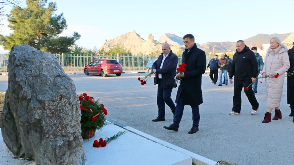 В Судаке прошло возложение цветов к памятнику ликвидаторам аварии на ЧАЭС