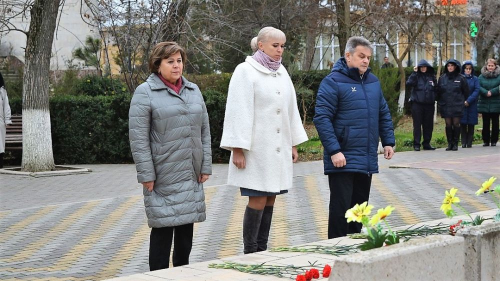 Первомайские новости крым. День неизвестного солдата глава района возложил цветы. Неизвестный солдат Симферополь. Возложение цветов к памятнику юным защитникам Отечества у ДДТ. Неизвестный солдат фото.