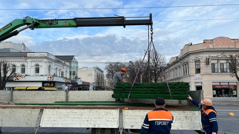 В столице Крыма устанавливают главную новогоднюю ель