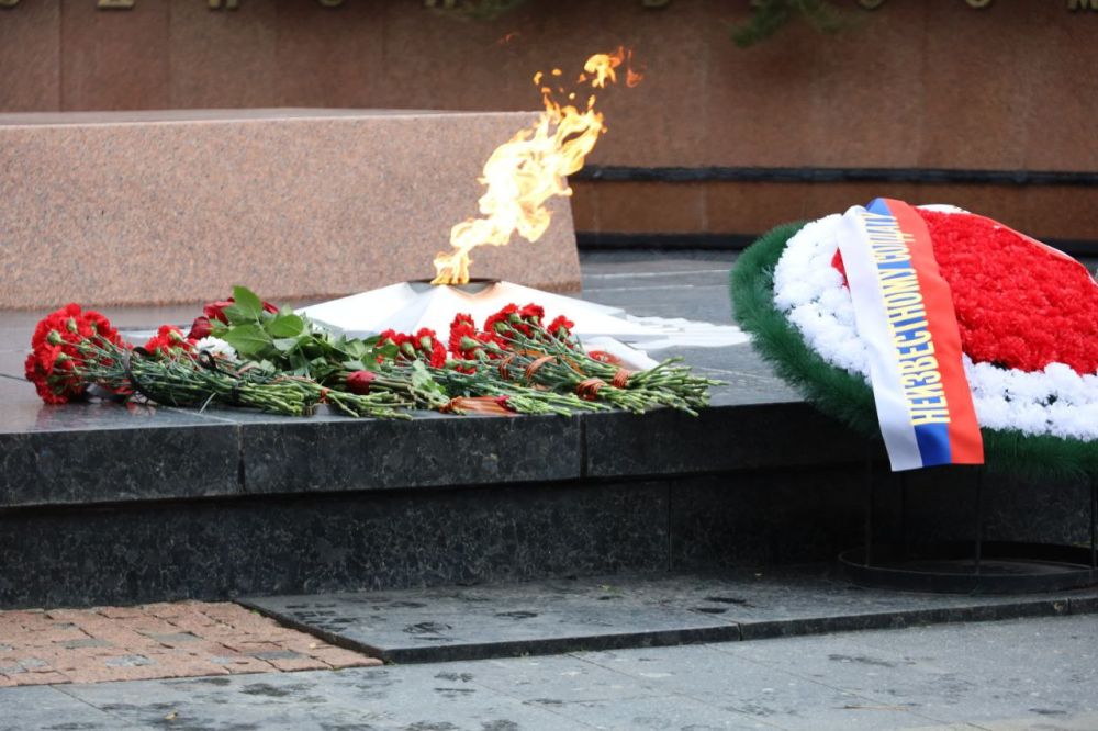 Власти Крыма возложили цветы к памятнику Неизвестного солдата в Симферополе