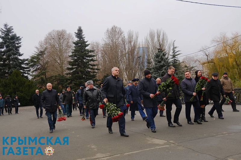 В Симферополе возложили цветы к памятнику Неизвестного солдата