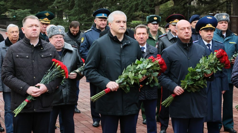 Сергей Аксёнов возложил цветы к Могиле Неизвестного солдата