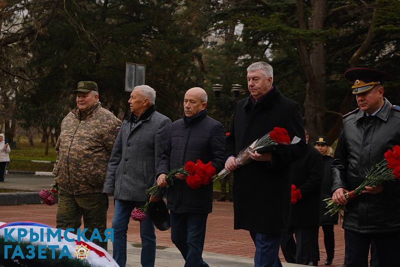 В Симферополе возложили цветы к памятнику Неизвестного солдата