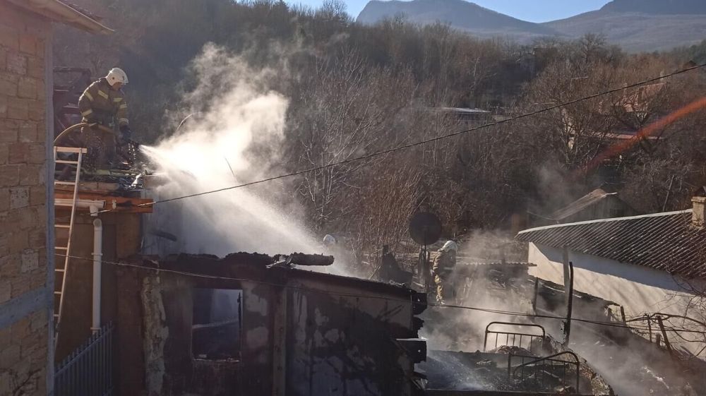 В селе под Бахчисараем полностью сгорел жилой дом – фото