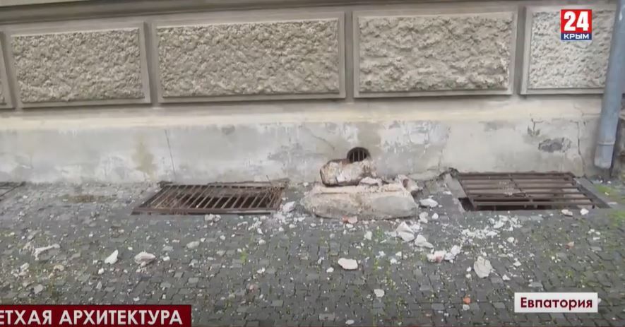 «Приходилось вызывать МЧС»: часть балкона исторического здания рухнула в Евпатории