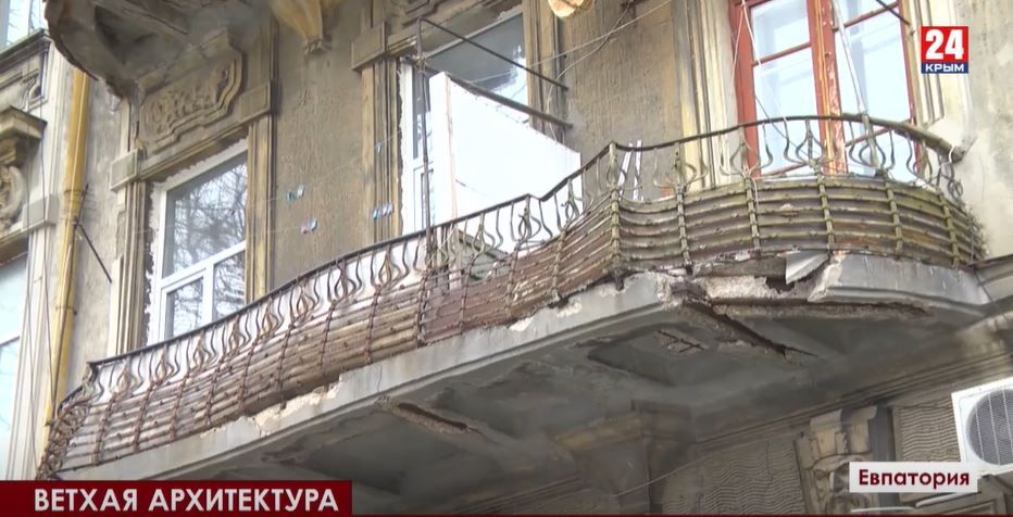 «Приходилось вызывать МЧС»: часть балкона исторического здания рухнула в Евпатории